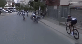 Ciclista sofre queda impressionante e deixa prova